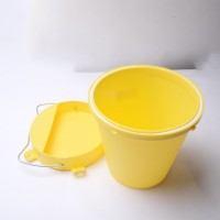 BEBEDOURO DE AVES EM BALDE PLASTICO AMARELO 5,5 LITROS BEBEDOURO DE AVES EM BALDE PLASTICO AMARELO 5,5 LITROS
